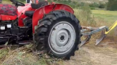Malatya'da traktör kanala uçtu: Sürücü son anda kurtuldu
