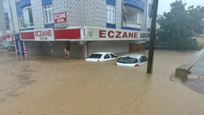 Kırşehir’de etkili olan sağanak yağış sele dönüştü
