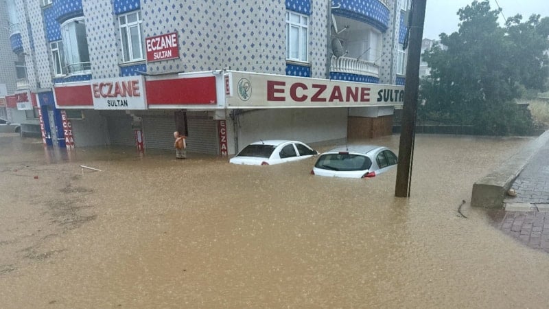Kırşehir’de etkili olan sağanak yağış sele dönüştü