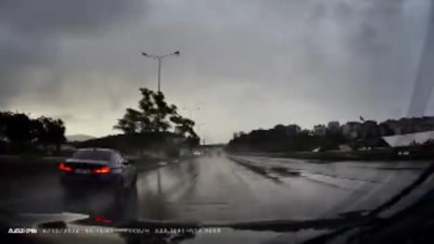 İstanbul'da otomobilin kayganlaşan yolda bariyere çarptığı anlar kamerada