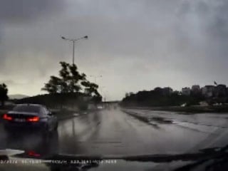 İstanbul'da otomobilin kayganlaşan yolda bariyere çarptığı anlar kamerada