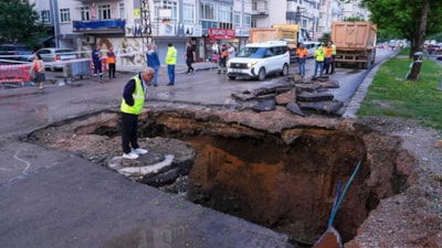 Ankara'da sağanak sonrası yol çöktü