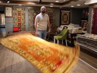 Aydın'da 2 asırlık halılar, çelik kasada saklanıyor