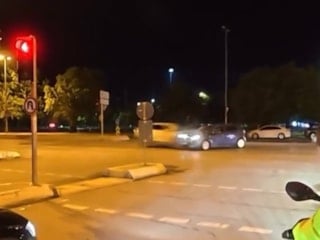 İstanbul'da çarpışan otomobiller alev aldı