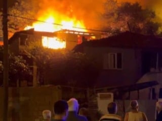 İstanbul'da 3 gecekondu alev alev yandı