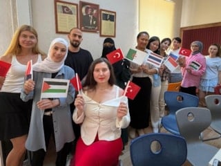 İzmir'de yabancı gelinler, Türkçe öğrenerek yeni hayatlarına adapte oluyor