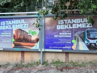 AK Parti İstanbul İl Başkanlığı, Üsküdar Belediyesi billboardlarına afiş astı