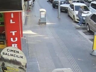 Antalya'da doğum günü pastasıyla yürüyen kişi silahlı saldırıya uğradı