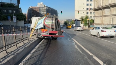 İstanbul'da belediye aracı refüje çarptı