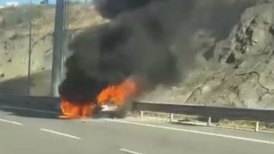 İstanbul'da seyir halindeki otomobilde yangın