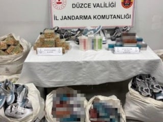 Düzce'de kargo gönderiminden kaçak ürün çıktı