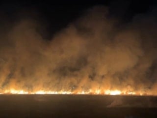 Diyarbakır'da anız yangını geceyi aydınlattı