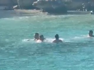 Mersin'de deniz ortasında sopalı kavga