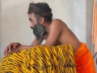 Hindistan'da bir adam, inandığı tanrıyı görebilmek için 12 yıldır ayakta duruyor