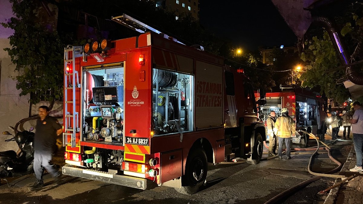 İstanbul'da gecekondu alev alev yandı