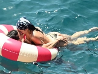 Dua Lipa ve Callum Turner balayında! Temas etmeden duramıyorlar