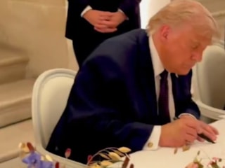 Donald Trump ve Mesud Pezeşkiyan'ın anlaşmayı imzaladığı anlar