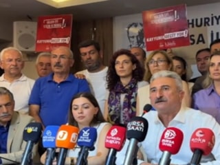 Görevden alınan CHP Bursa İl Başkanı, tebliğ kağıdını yırttı