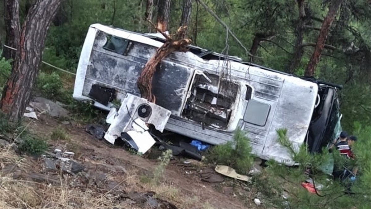 Tarım işçilerini taşıyan midibüs devrildi: 22 kişi yaralı