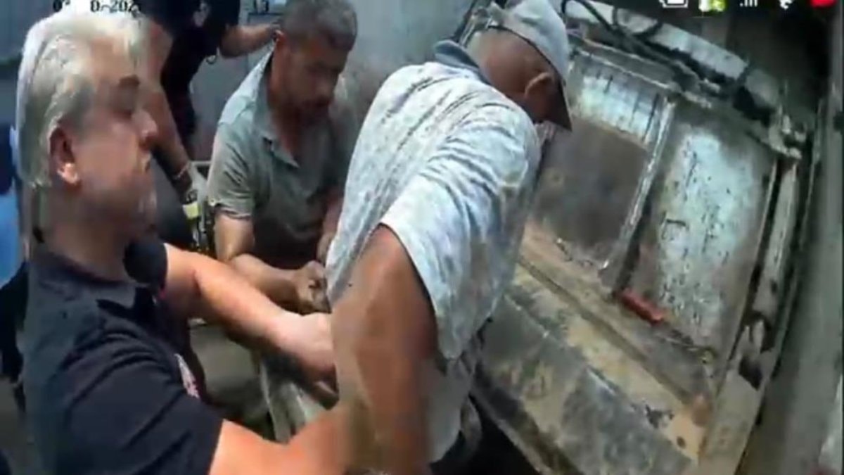 Mersin'de çöp kamyonunda sıkışan işçi kurtarıldı