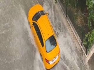 Ankara'da sağanak sonrası yollar göle döndü