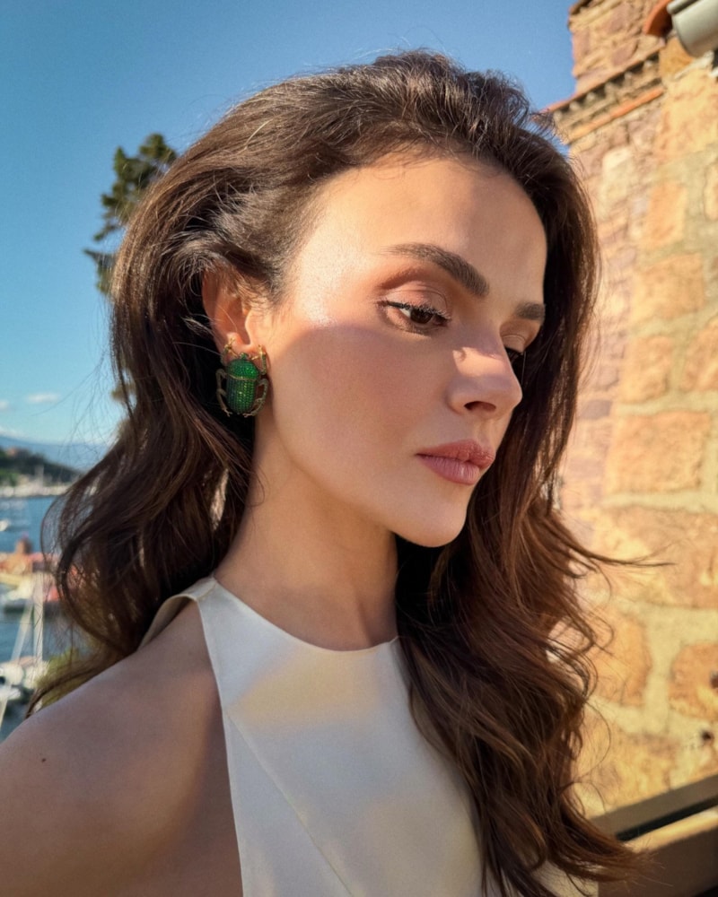Sinem Ünsal'ın Tatilde Yansıyan Parıltılı Anları: Sarı Elbiseyle Etkileyici Pozlar