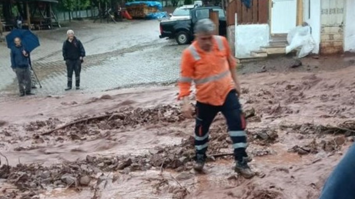 Artvin'de sağanak: Köy yolları su altında kaldı