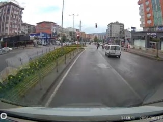 Zonguldak'ta kırmızı ışıkta geçen motosiklete otomobile çarptı