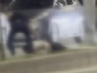 Aksaray'da bir tokatla yere serdiği şahsı sürükleyerek götürdü