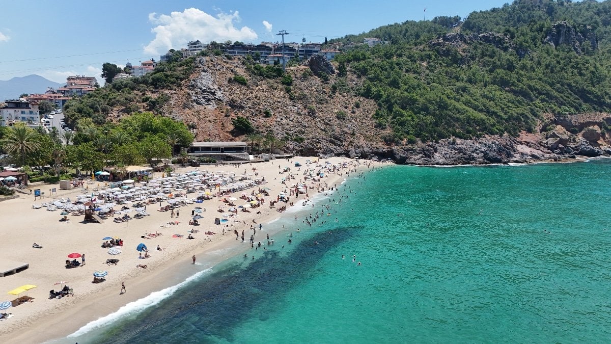 Antalya'ya sıcak havalar nedeniyle sahiller doldu