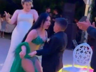 Oğullarının sünnet düğününe dansöz çağıran aile tepki çekti