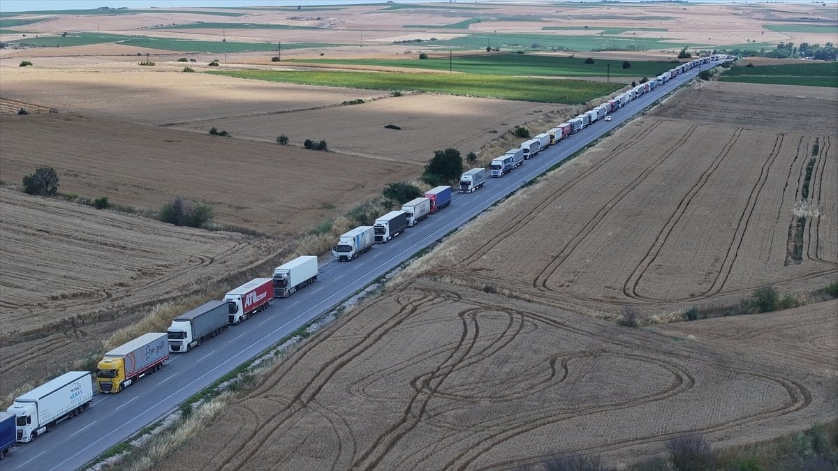 Hamzabeyli Sınır Kapısı'nda 23 kilometrelik tır kuyruğu oluştu