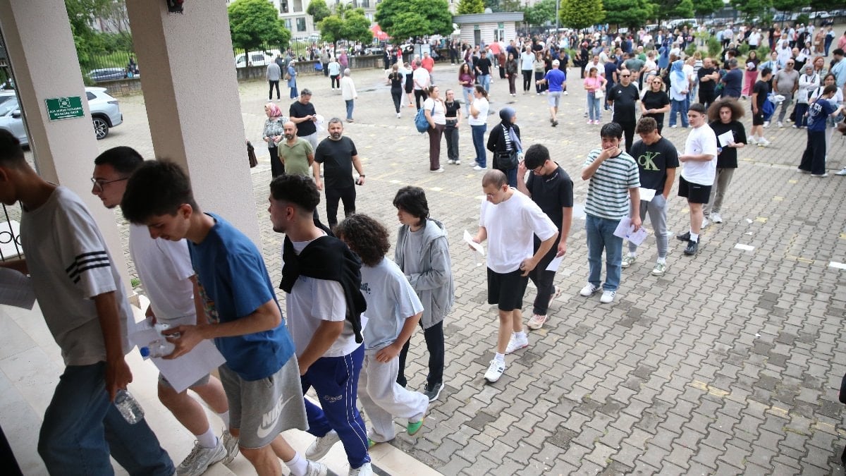 3 bin 25 kişi, sınav günü yeni kimlik başvurusu yaptı
