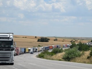 Hamzabeyli Sınır Kapısı'nda oluşan 23 kilometrelik tır kuyruğu havadan görüntülendi