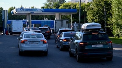 Rusya’da akaryakıta kota uygulaması: Satışlara litre sınırlaması getirildi