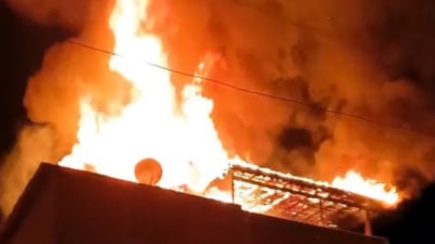 İstanbul'da 3 katlı binanın çatısı alev alev yandı
