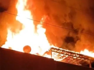 İstanbul'da 3 katlı binanın çatısı alev alev yandı