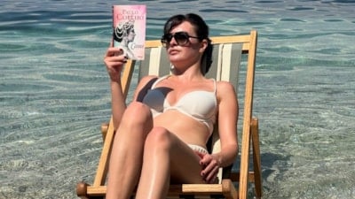 Melis Sezen'den tatil kareleri! Kitap okurken pozlar verdi