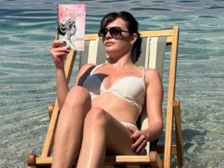 Melis Sezen'den tatil kareleri! Kitap okurken pozlar verdi