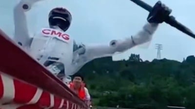 Çin'de Ejderha Teknesi Festivali'nde robotlar da kürek çekti