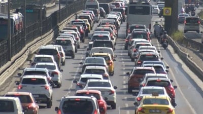 İstanbul'da haftanın ilk iş gününde trafik yoğunluğu yüzde 67'ye çıktı