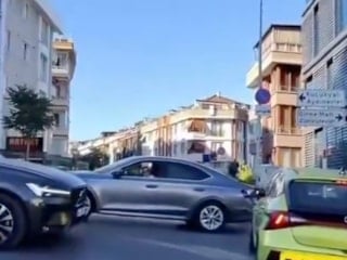 İstanbul'da üç kadın sürücünün inatlaşması trafiği felç etti