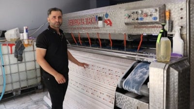 Adana’da battaniyeden çıkan para dolu 3 cüzdanı sahibine teslim etti