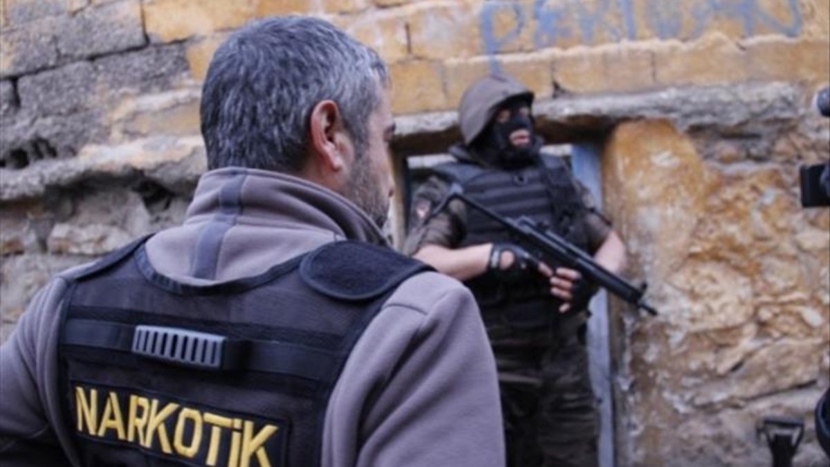 Antalya'da uyuşturucu satıcılarına yönelik operasyonda 15 şüpheli tutuklandı