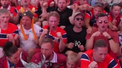 Norveçli taraftarların Times Meydanı'nda Viking kürek çekme gösterisi gündem oldu