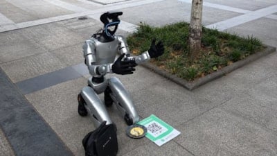 Robotlar "elektrik faturası" için dilenmeye başladı, diz çöküp para istedi: Çin'de ilginç görüntüler