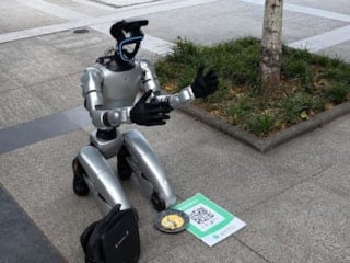Robotlar "elektrik faturası" için dilenmeye başladı, diz çöküp para istedi: Çin'de ilginç görüntüler