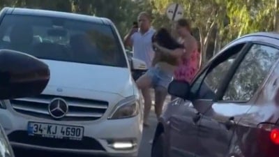İzmir'de şerit ihlaline sinirlenen kadın sürücü, otomobili tekmeledi