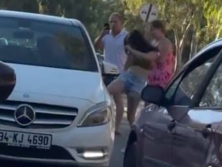 İzmir'de şerit ihlaline sinirlenen kadın sürücü, otomobili tekmeledi