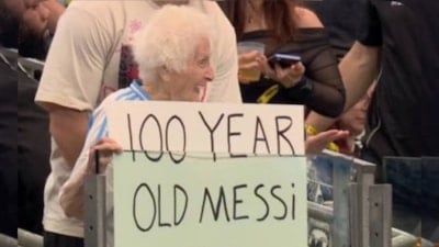 Tribünde pankart açtı: 100 yaşındaki Messi hayranı Dünya Kupası'nda